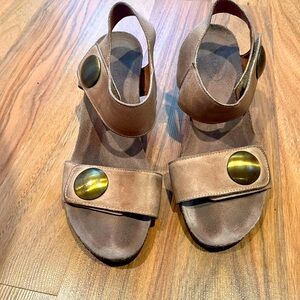 Taos women's size 8 Stylish Brown Wedge Sandals with large gold button accents